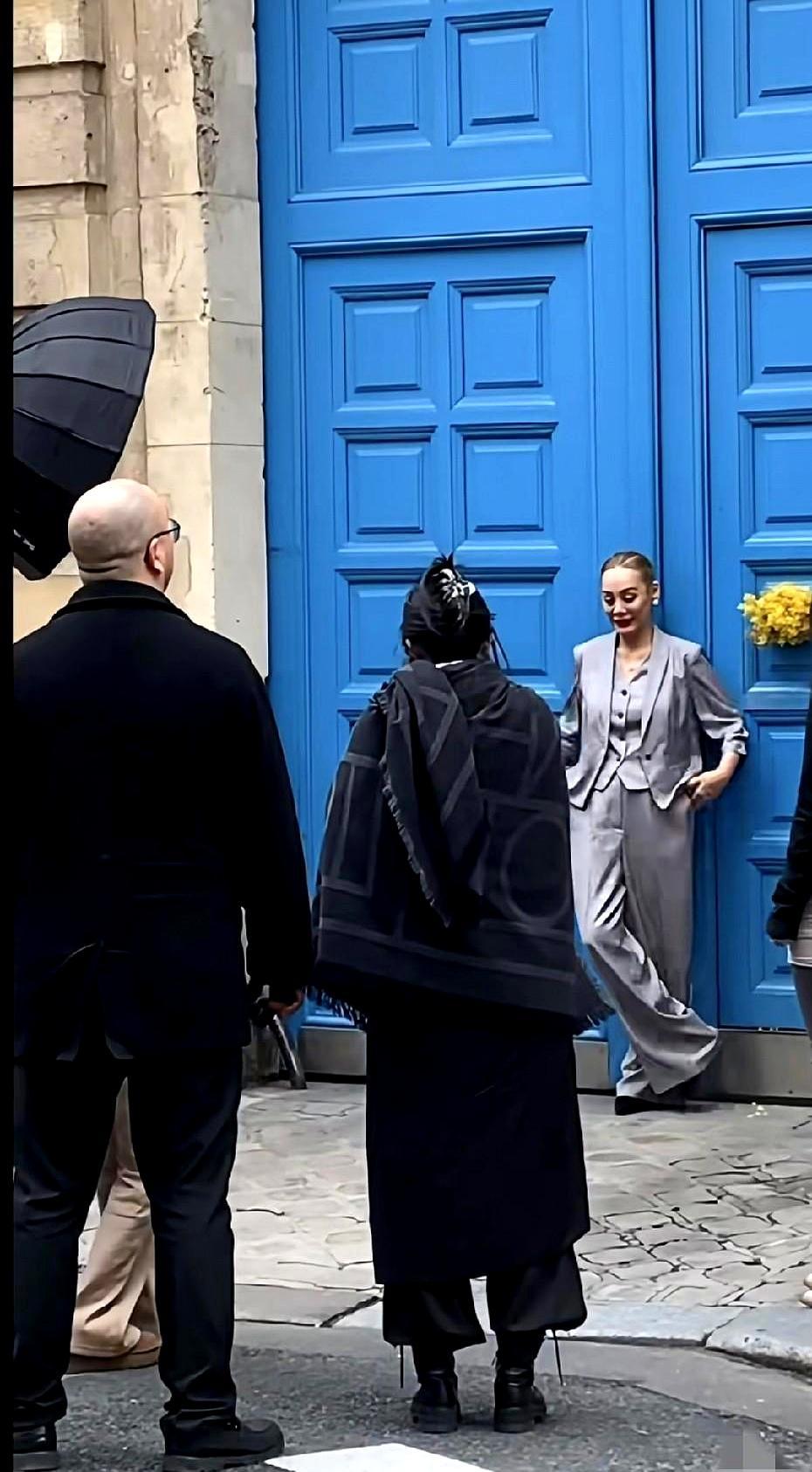 砸钱保养，不如长二两肉。
 
巴黎街头，宁静一套灰西装，金发死死贴着头皮。镜头一