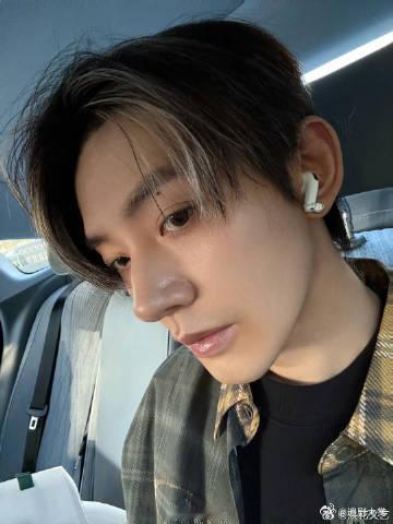 邓为车内自拍照邓为自拍四宫格 邓为自拍四宫格，这是什么蜜汁角度 ​​​