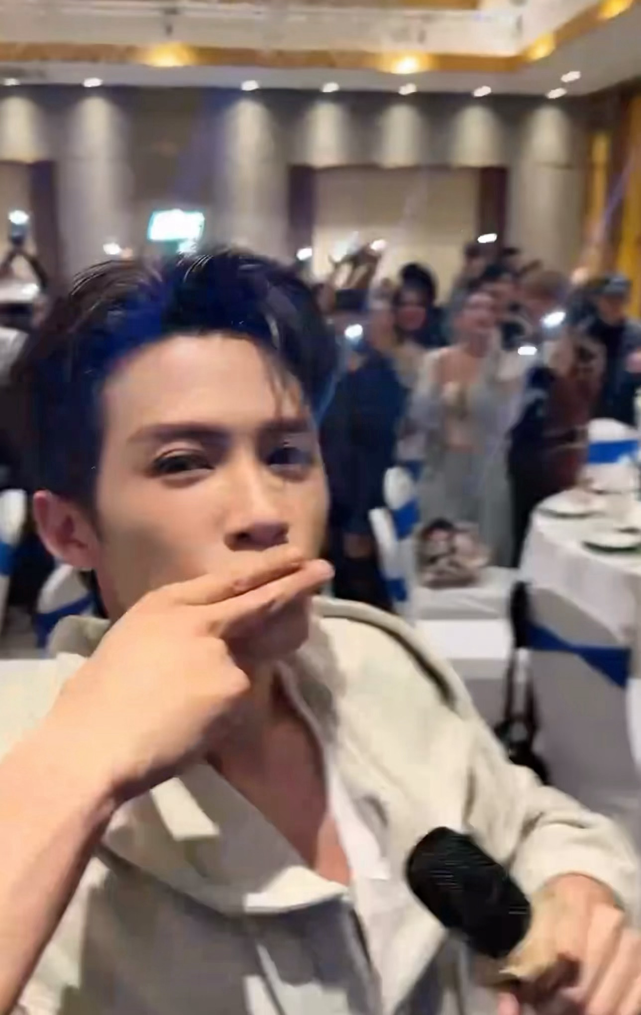 接收到来自老公的比心和飞吻啦🥹 