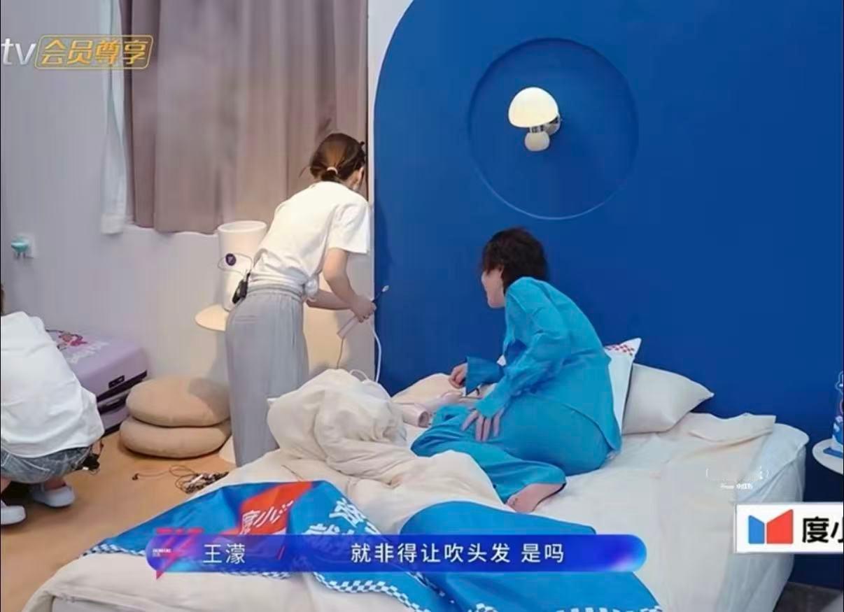 李小冉唐艺昕妈妈塑来的 救命！李小冉唐艺昕把王濛当小孩管，一个温柔问要不要吹风机
