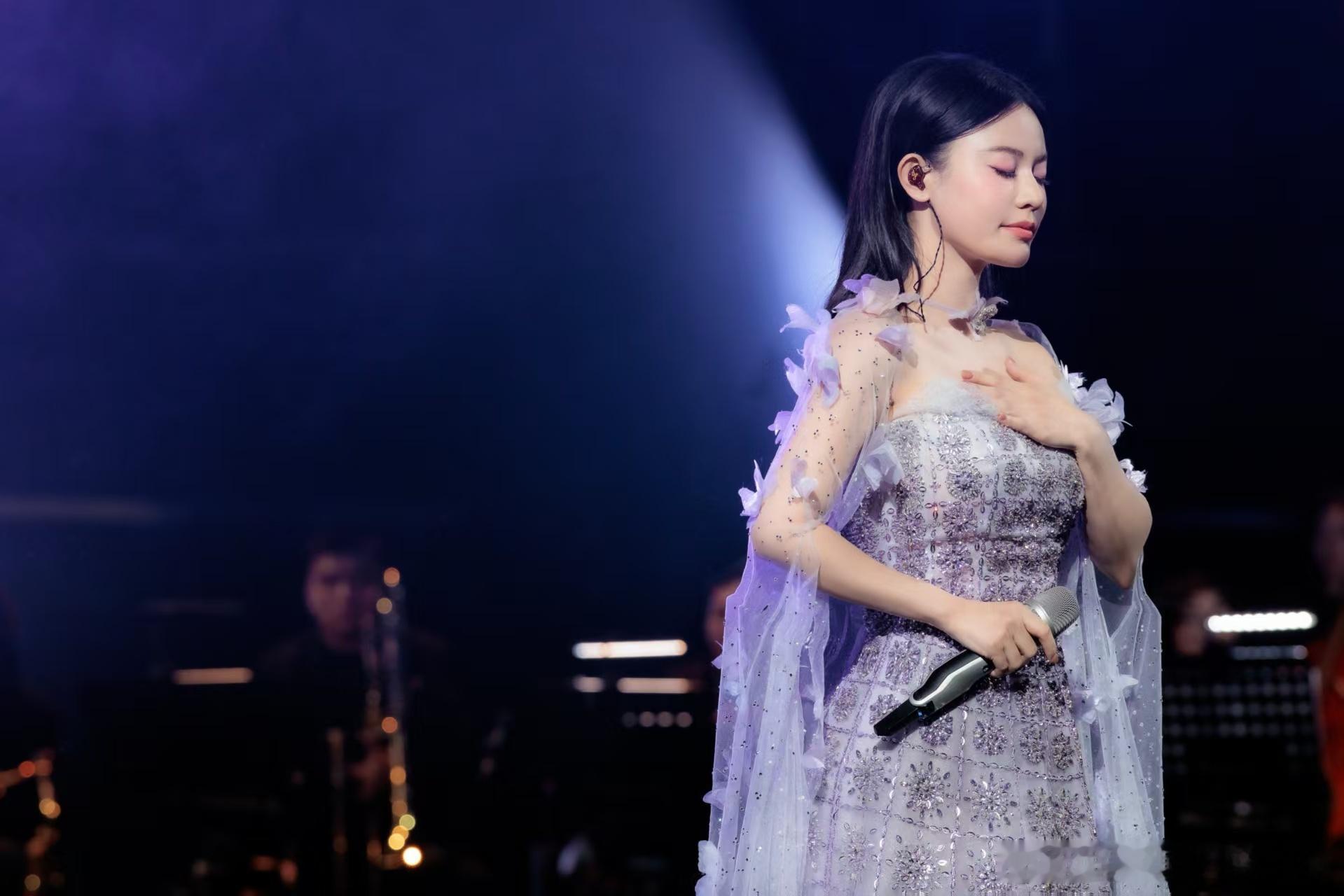 陈佳妮中国唱将新歌拥啊拥 听到陈佳妮在《中国唱将》唱的《拥啊拥》直接破防了，这可