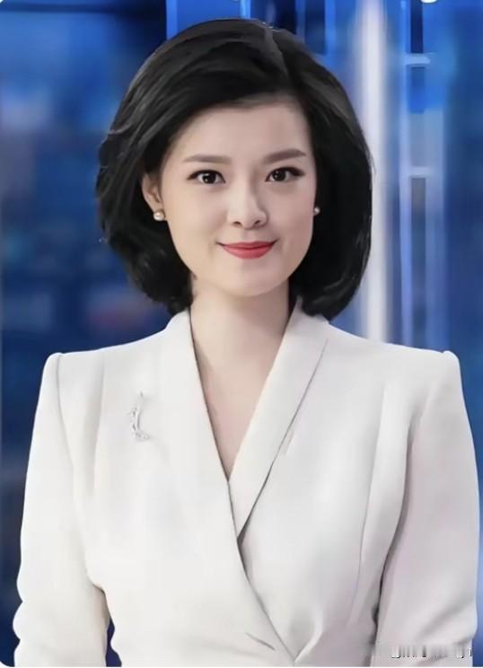 要说让邹韵当春晚主持人，我觉得挺靠谱的！

你看她平时在访谈里那股子劲儿，不慌不