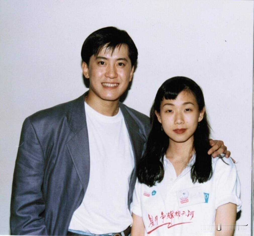 彼时的林忆莲温婉灵动，宛若清秀邻家小妹，容貌清丽动人，风华如月映星河，一眼便能笃