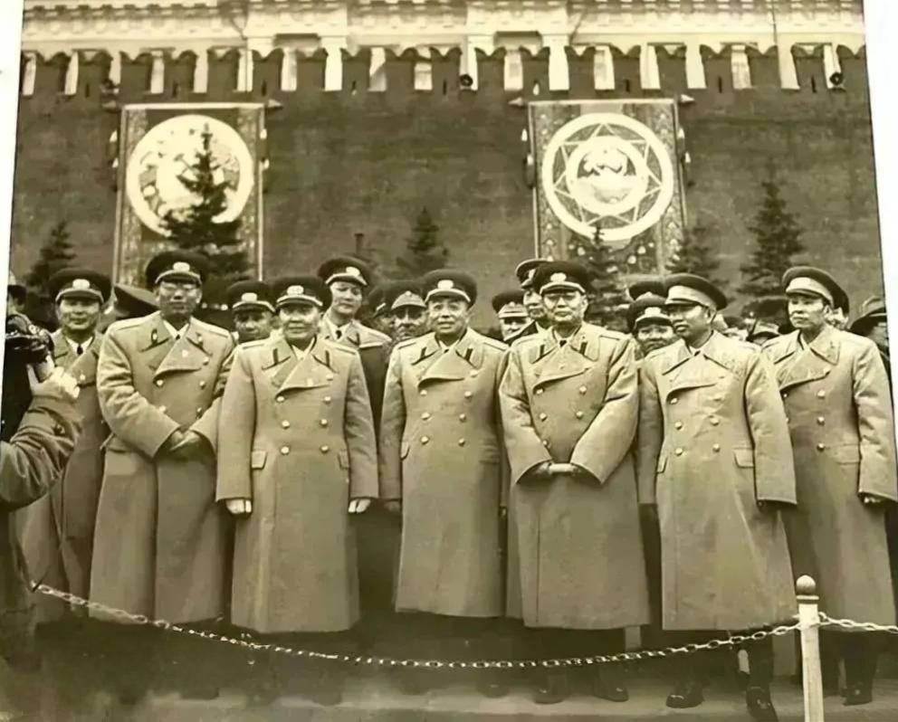 珍藏的老照片分享看了半天，我只认出了彭总和刘亚楼。