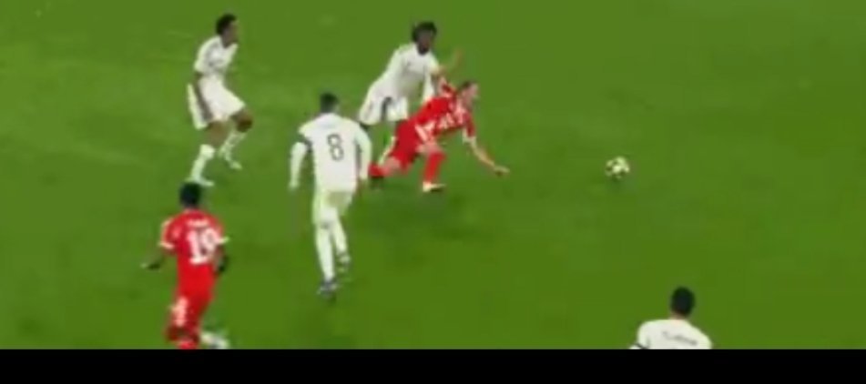 皇马的红牌冤不冤说冤也冤，说不冤也不冤。卡马文加两黄动作本身都够黄牌，但裁判掏第