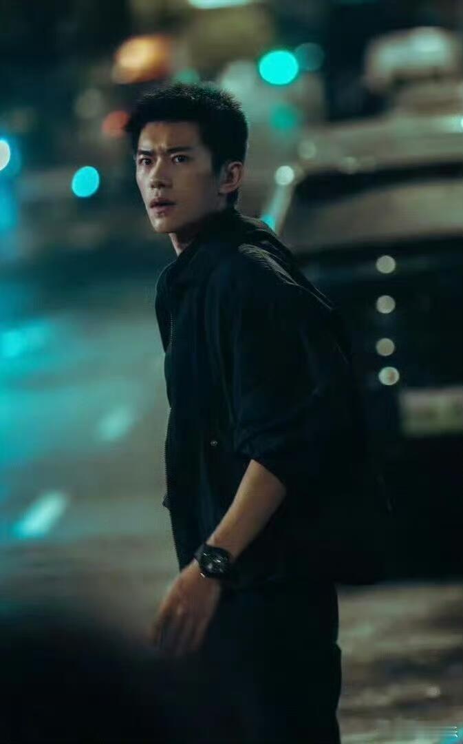 易烊千玺悟性这一块 看了《惊蛰无声》片场花絮，被易烊千玺的悟性震撼到了！导演话音