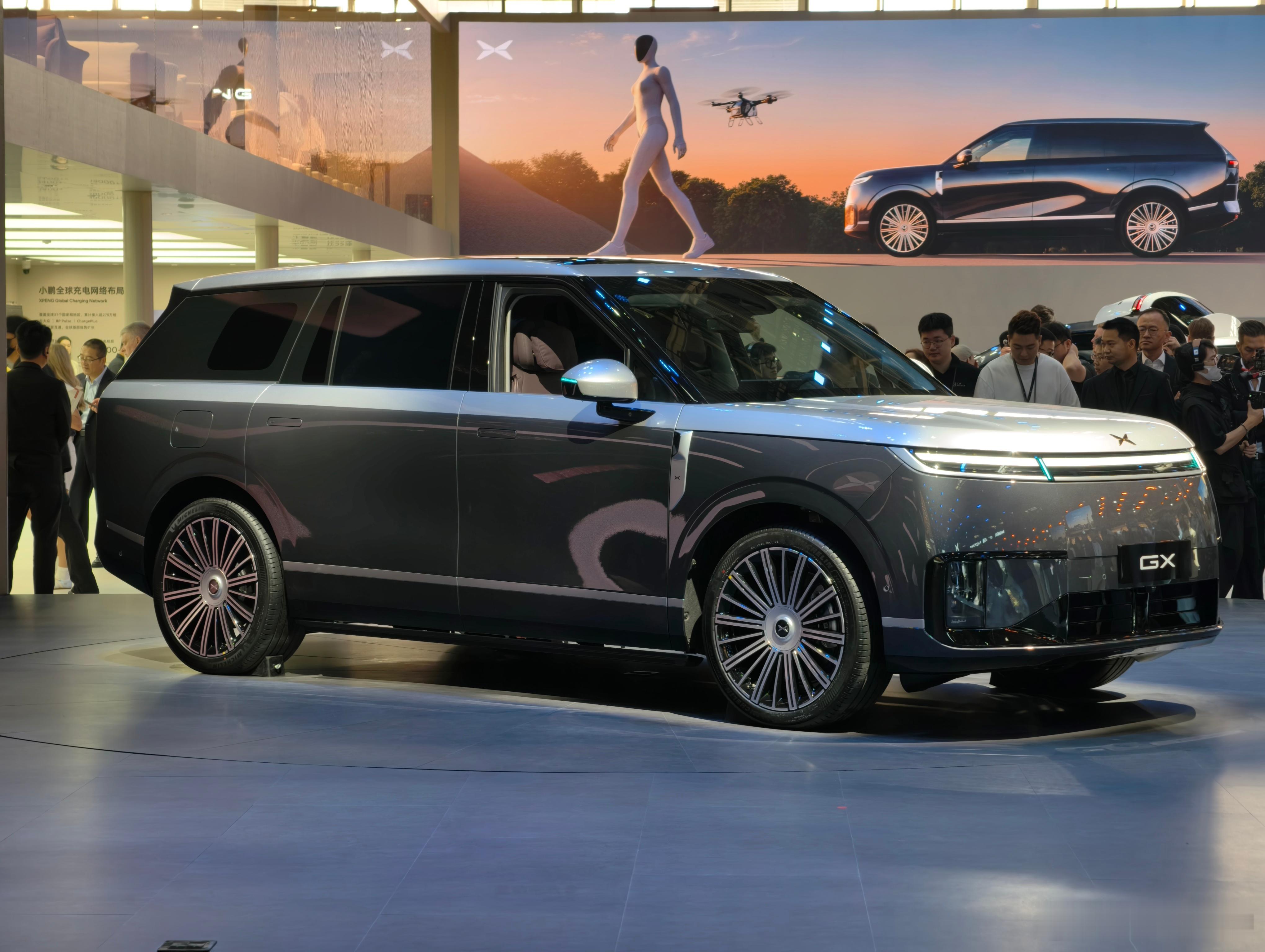 何小鹏和双拼色小鹏 GX2026北京车展 小鹏GX首发昆仑云境高定双拼色 北京·