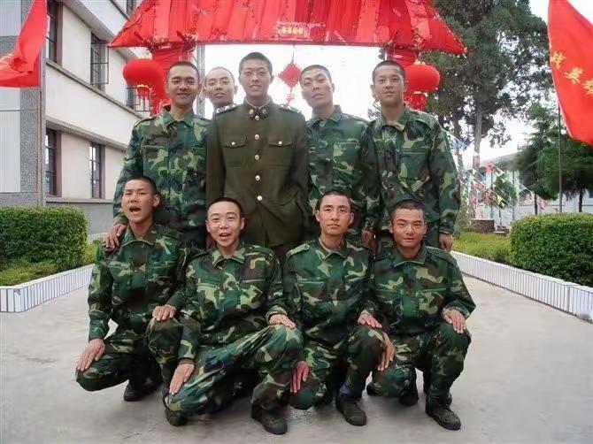 祝战友们八一快乐！