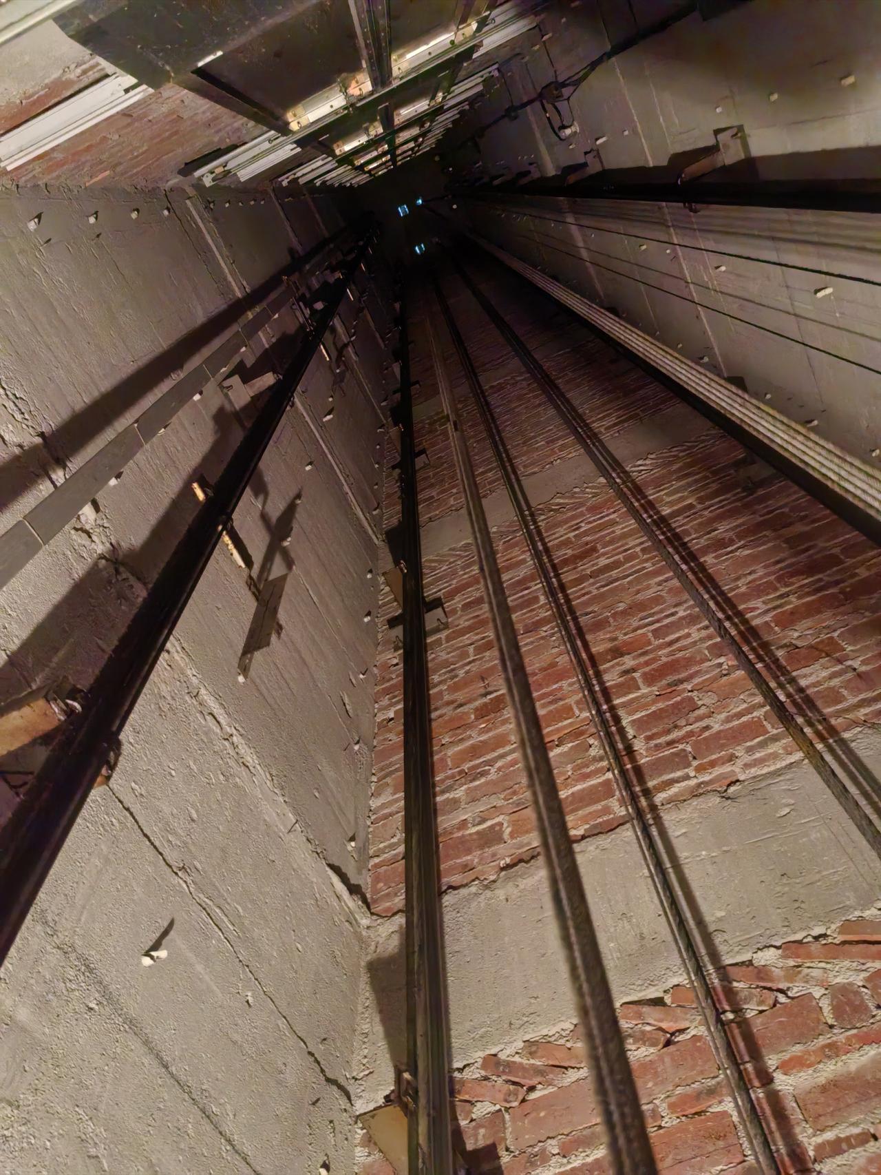 坐了这么多年的电梯，
还是第一次从这个角度坐。[微笑]