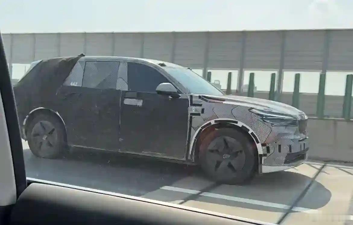 乐道L80明年上半年上市，尺寸和L90差不了多少，但只有大五座大v聊车