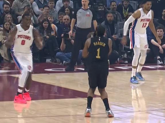 骑士打停活塞原因唯一，哈登！
北京时间3月4日，骑士与活塞的比赛来到首节9分30