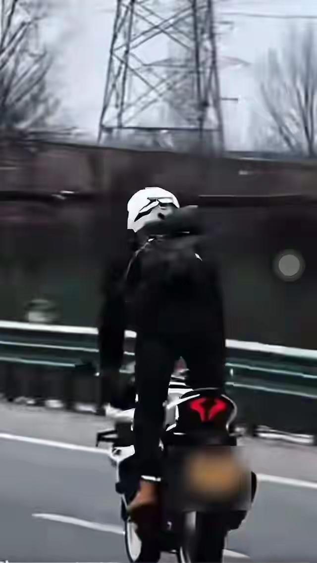 3月15日，西安一摩托车驾驶员在西汉高速上双脚离地、身体过度倾斜变道、在车上蹦跳