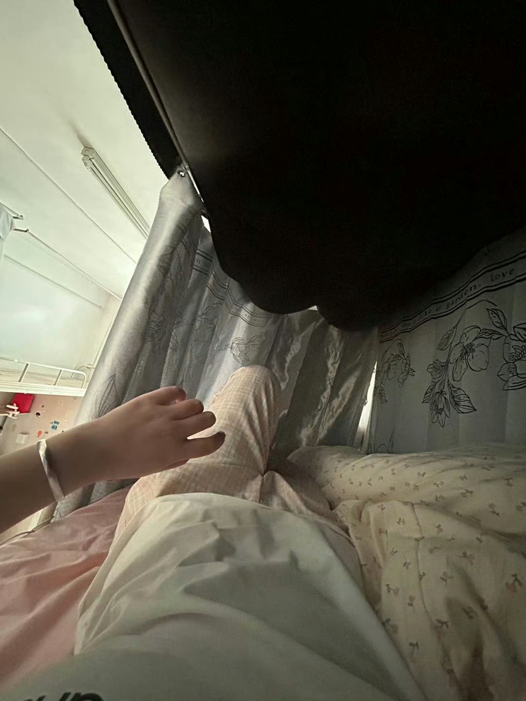 一个人在宿舍又满足了.. ​​​[作揖] ​​​