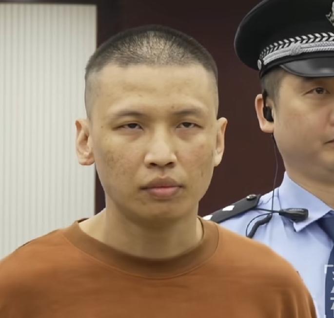 陈大卫，被判死刑表情
死到临头了，还是这副德行！
一副吊儿郎当、无所谓的表情！目