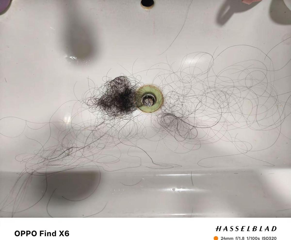 她蹲在路边，手里攥着一张皱巴巴的纸条，上面是儿子的数学作业题。
她看不懂，也不敢