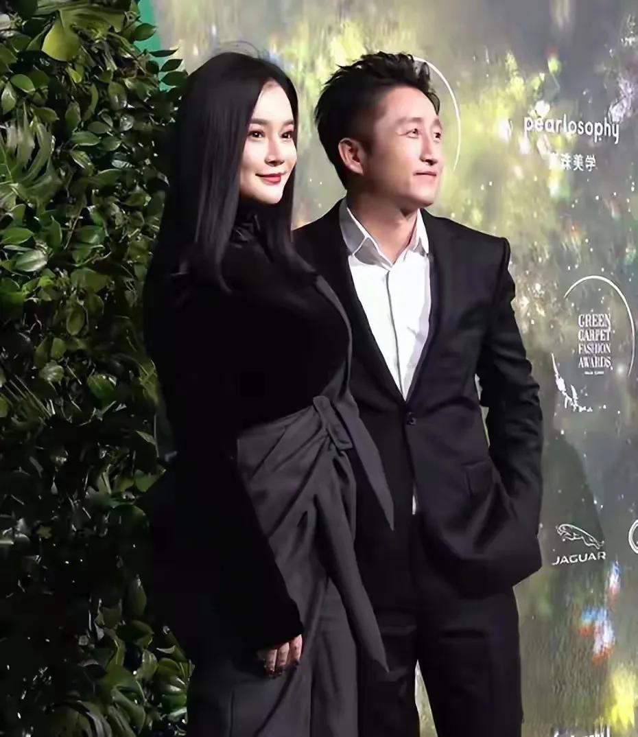 刷到一个视频，说实话我也愣了几秒。冉莹颖和邹市明一块儿出席活动，本来俩人配合拍照