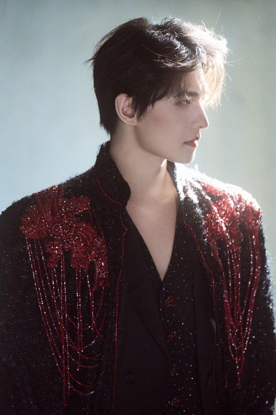 杨洋怎么还长十年前的样子 别人都在变老，杨洋跟吃了防腐剂一样，十年颜值在线，真的