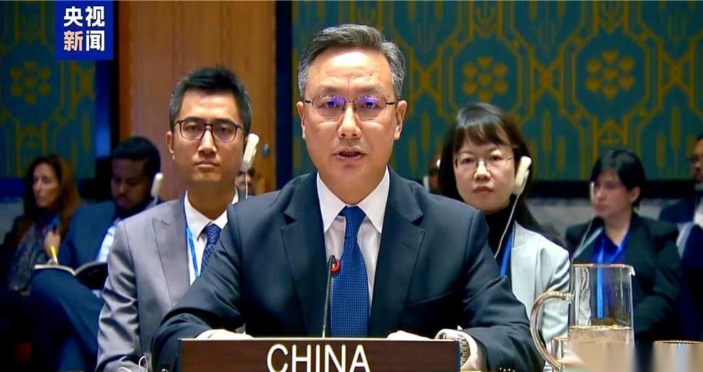 有人说，中国现在还在提《联合国宪章》，太软了。
错。
这不是软，这是北京递给全世