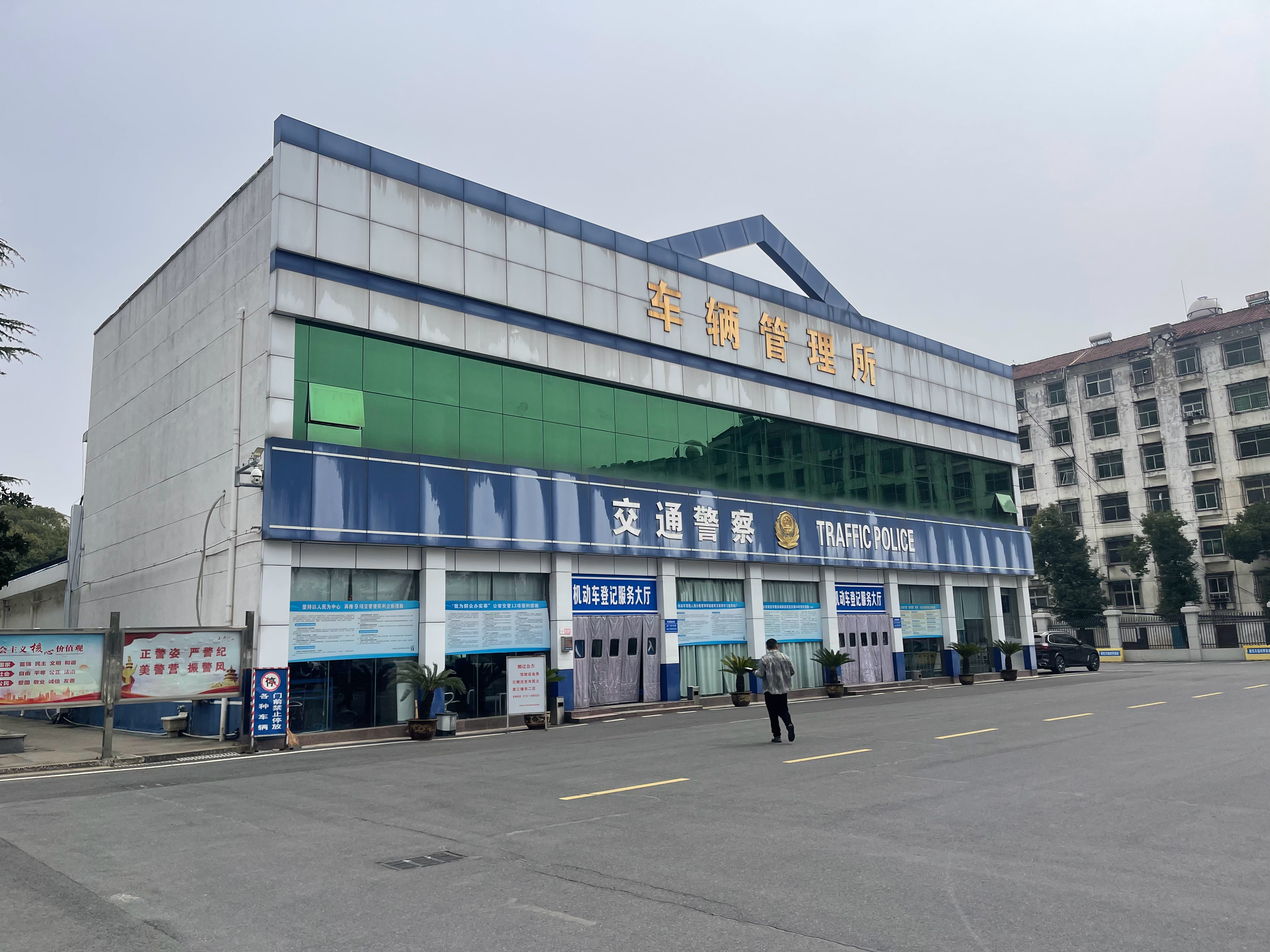 到孝感来办轩逸的手续，顺便吃个面，在这附近有车买卖的朋友们，报一报了私人定制淘车