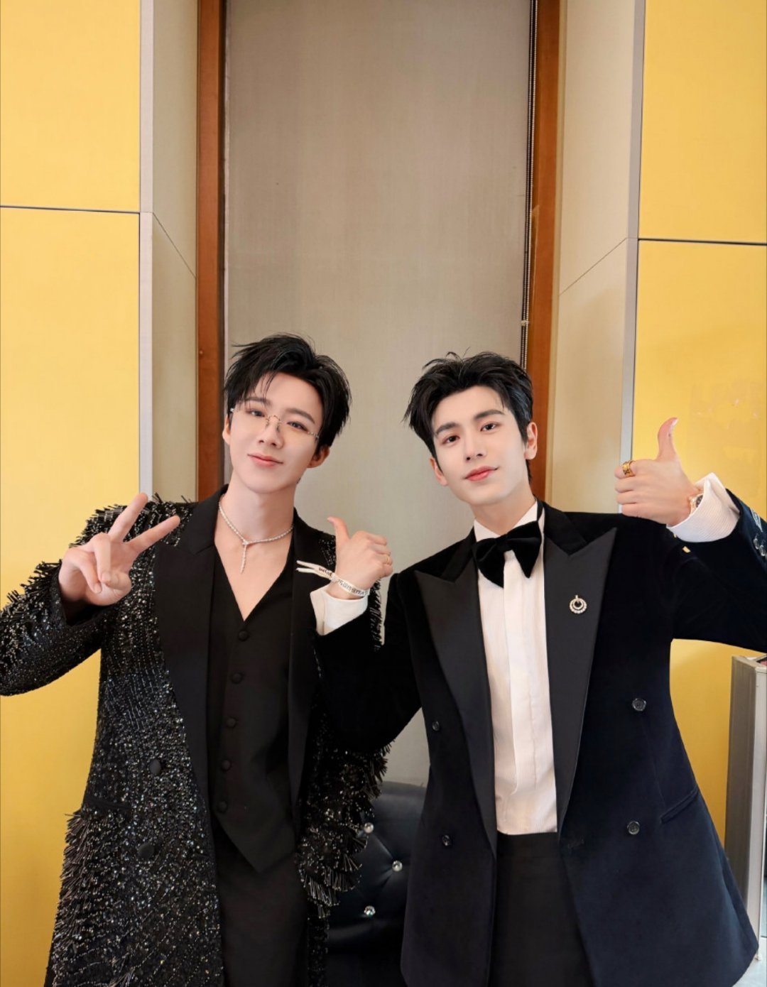 恭喜演员张凌赫 你是最棒的 明年一定会更精彩的 ​​​