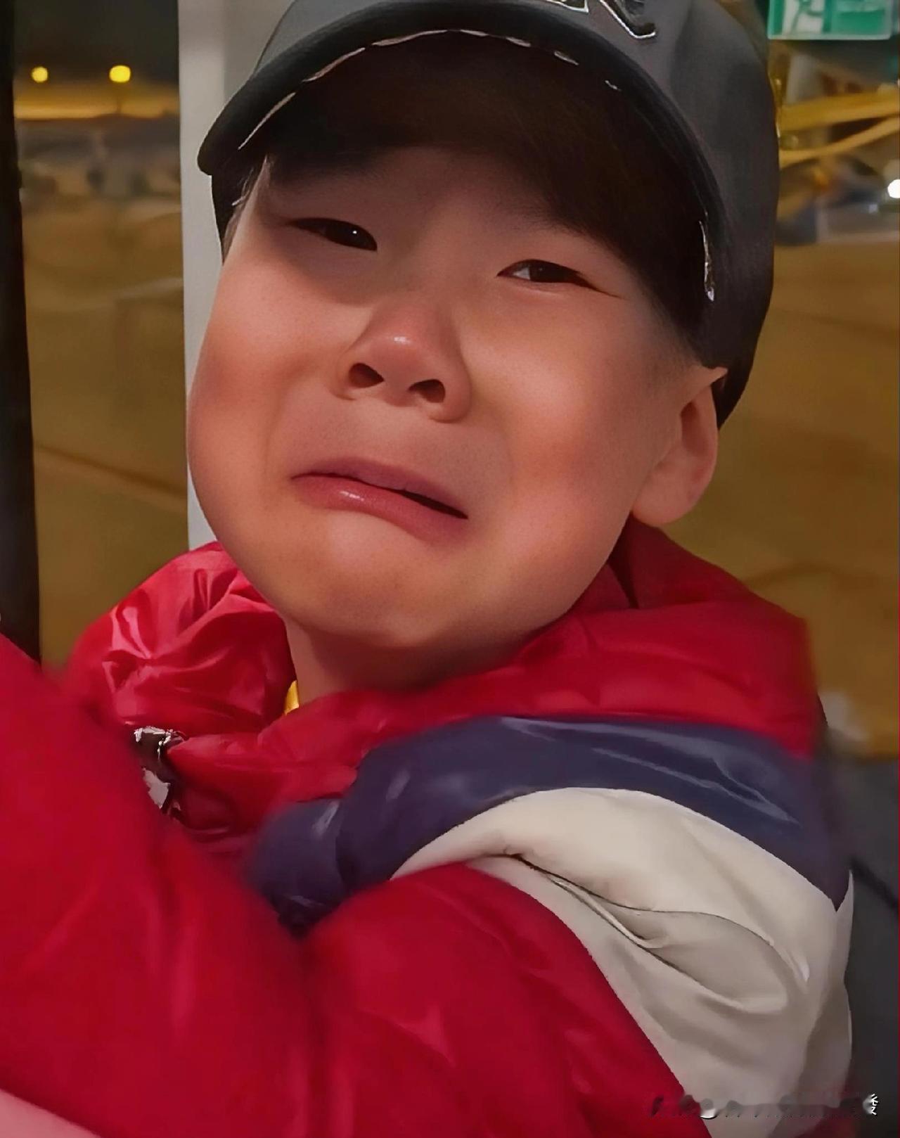 爸爸问刚下飞机的儿子：“还来不来了？”儿子一边哭一边使劲摇头，哽咽着说不来了。爸