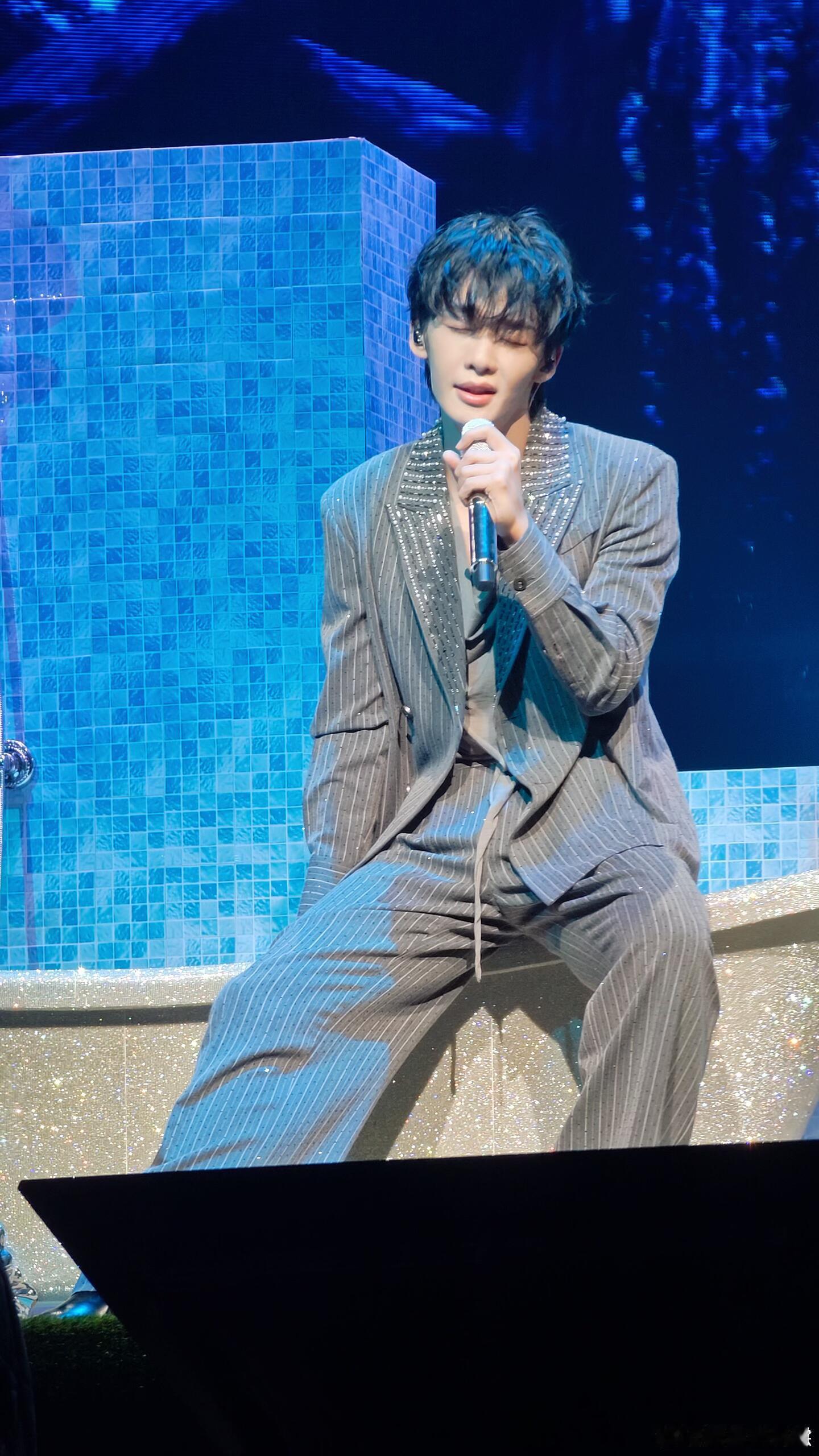 王赫野唱茶花开了听哭我王赫野演唱的《茶花开了》后劲十足，没有过度炫技，纯粹的情感
