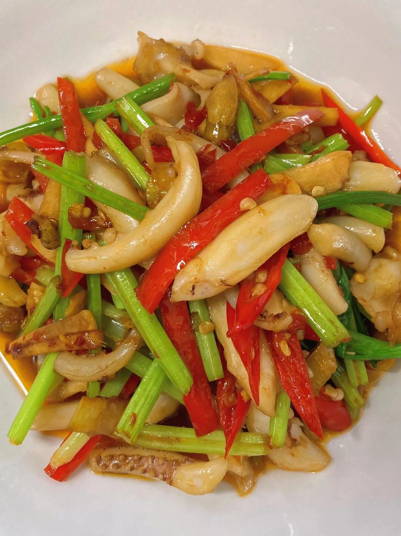 不骗你，这个方法做的鱿鱼真的好吃

酸辣口味的爆炒鱿鱼，真的太好吃啦！酸辣入味，