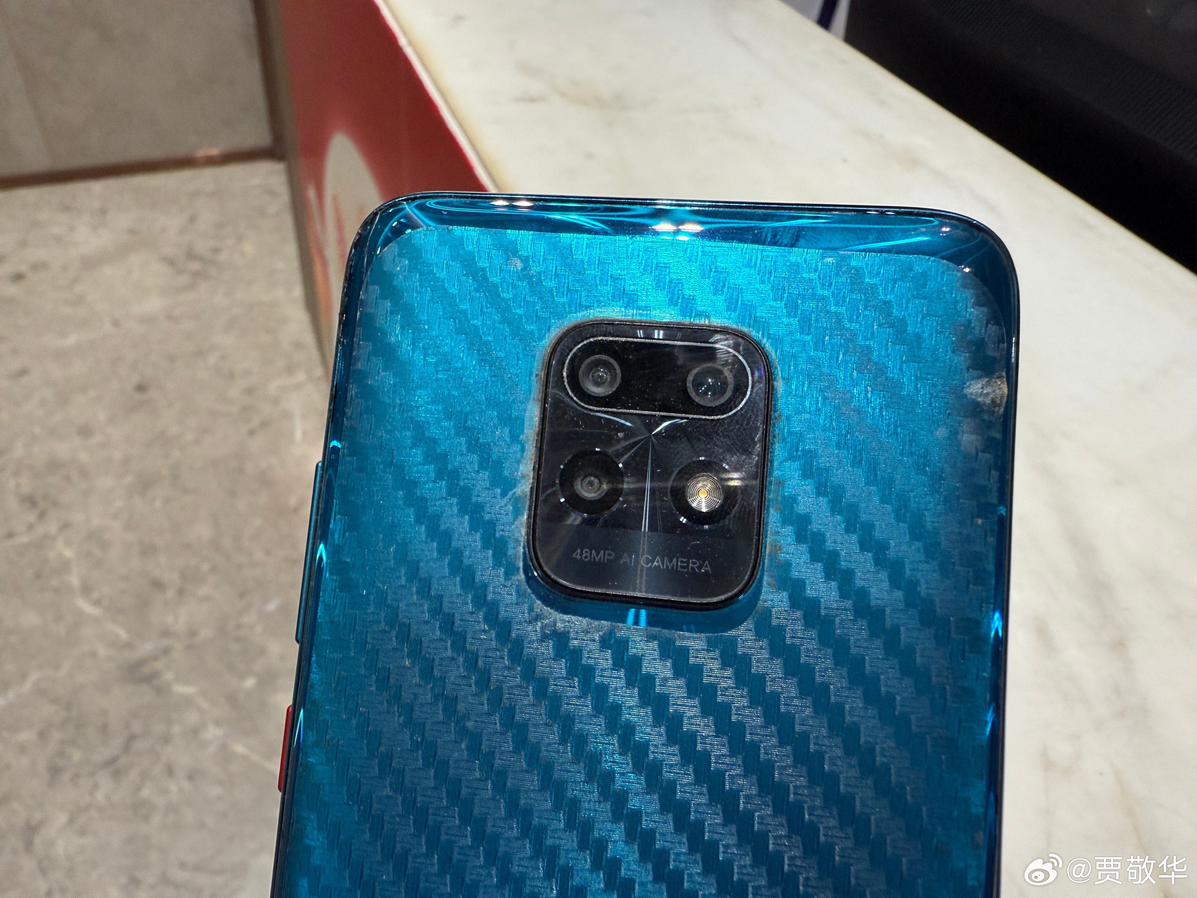 物业小姐姐的手机，据说用了很多年了，处理器是天玑820，大家猜下这是哪款手机？ 