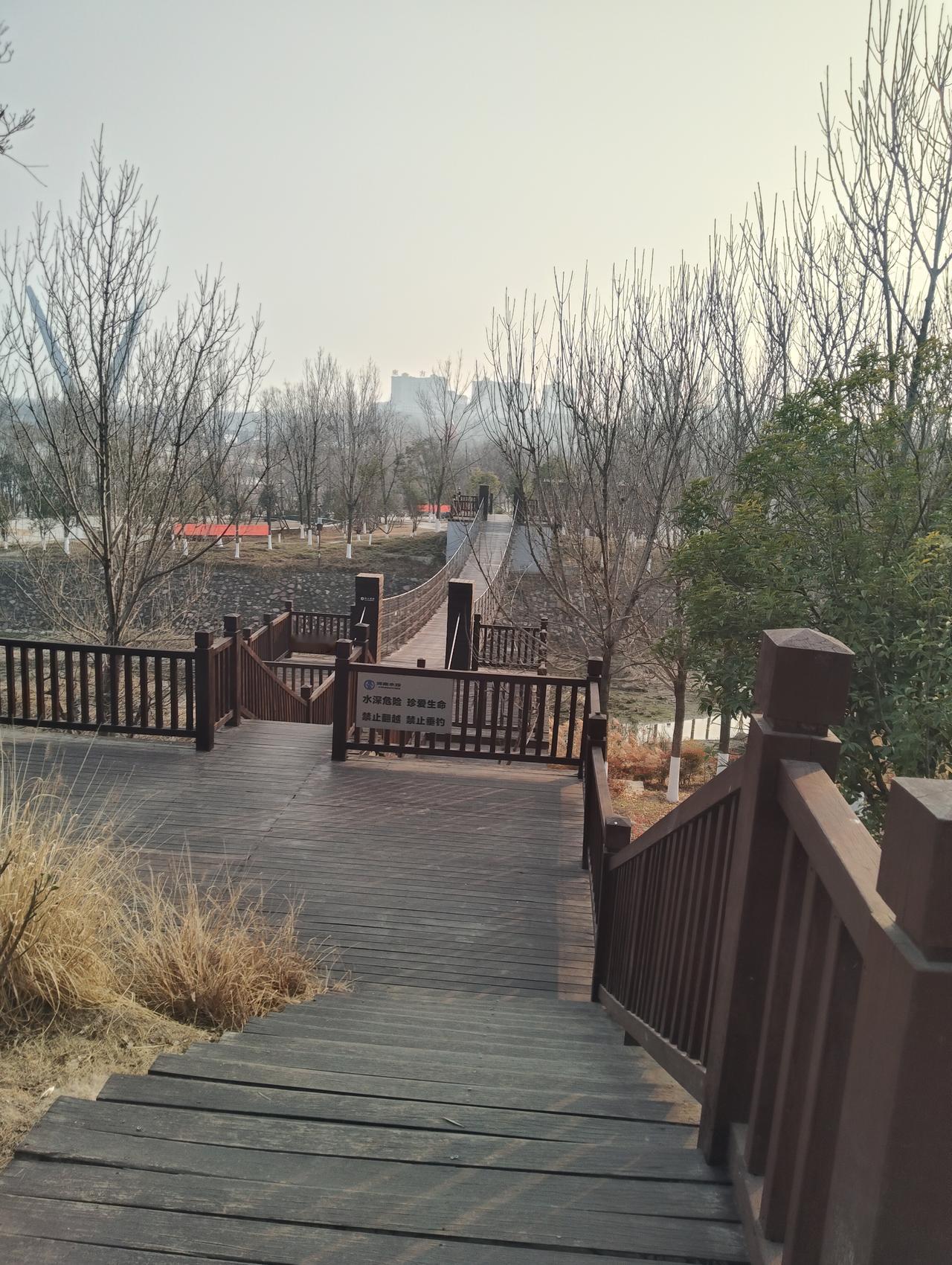 逛到这个木栈道的地方，第一感觉就是安静得很，光秃秃的树桠子伸向天空，倒有种别样的