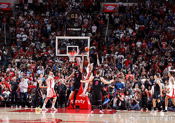 阿门·汤普森如神兵天降，从人缝里硬生生把篮球摁进篮筐，丰田中心瞬间炸成一片红色海