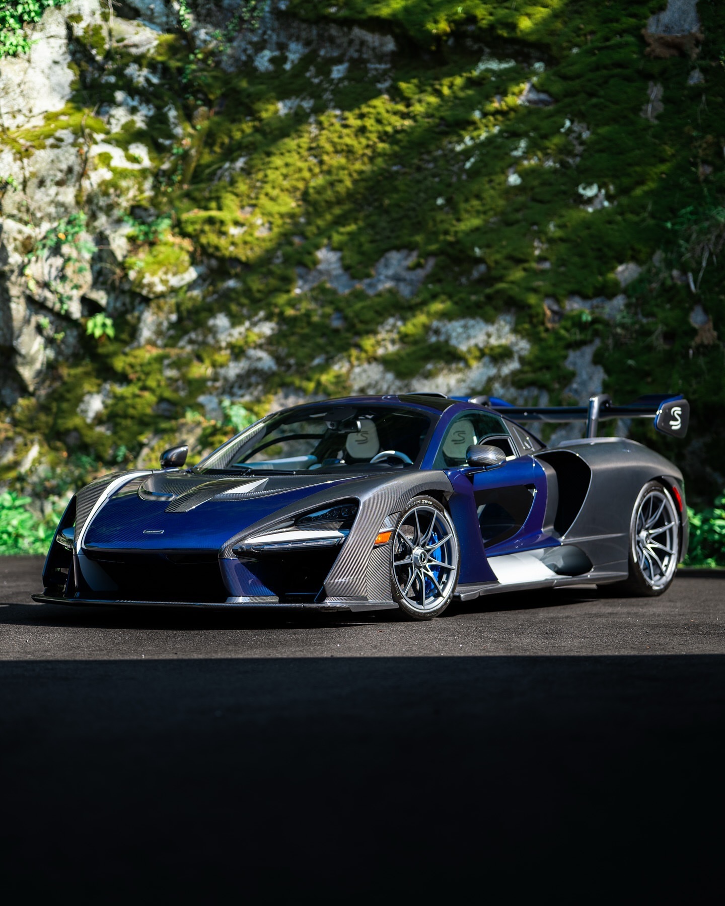 这款全暴露碳纤维的McLaren Senna。外观配备了一款全暴露的黑色和蓝色碳