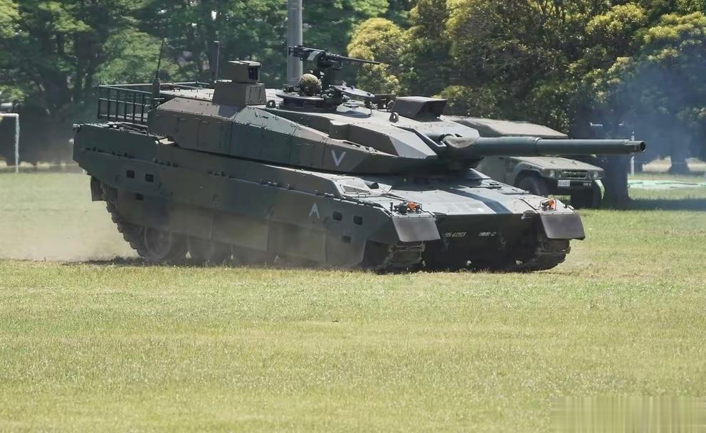 全球坦克武器中的大奇葩，就是日本的10式坦克！#国际情报员##武器装备# 10式