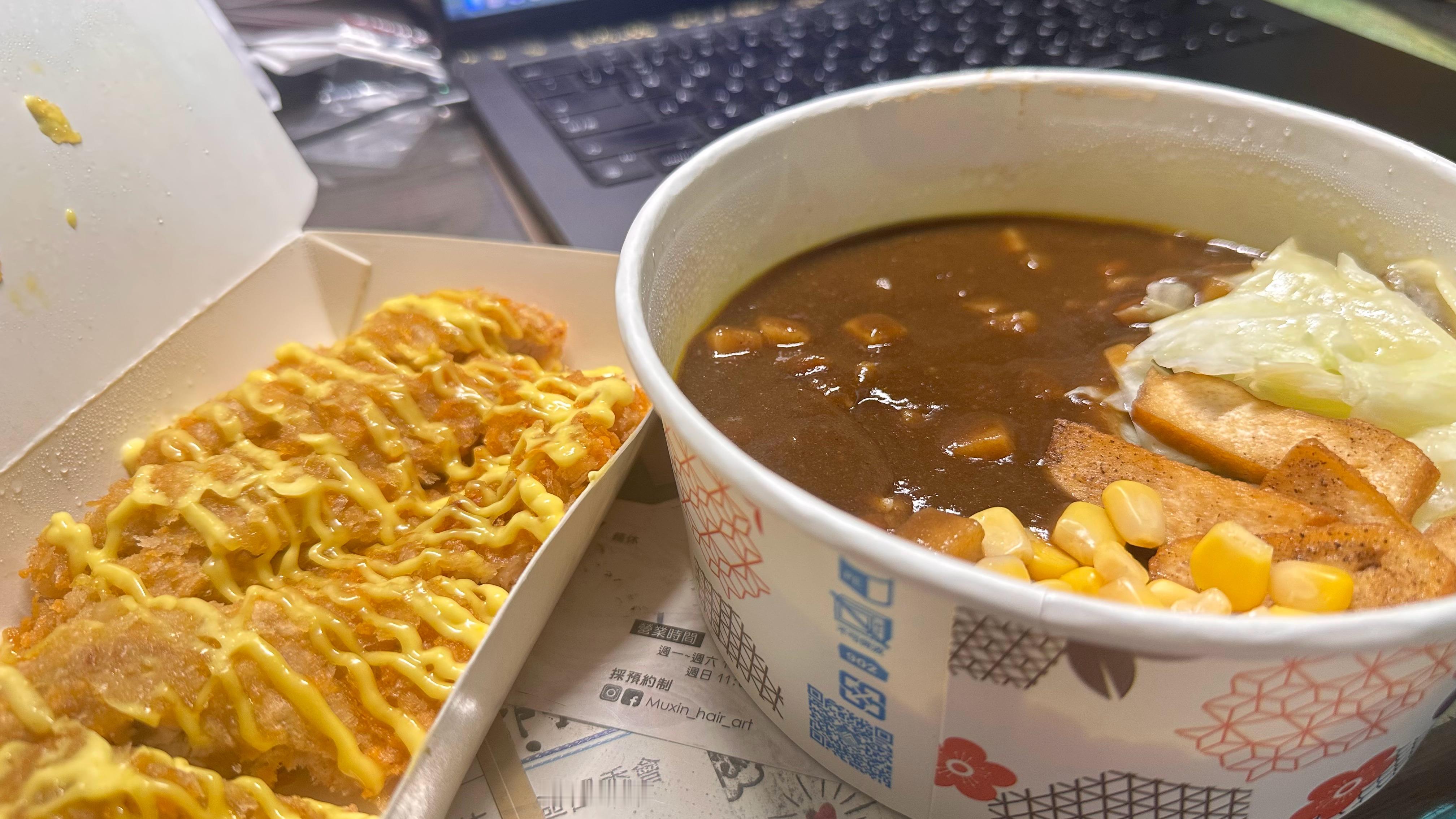 小宝挑的这家咖喱饭看起来不错但我只能在电脑前吃了