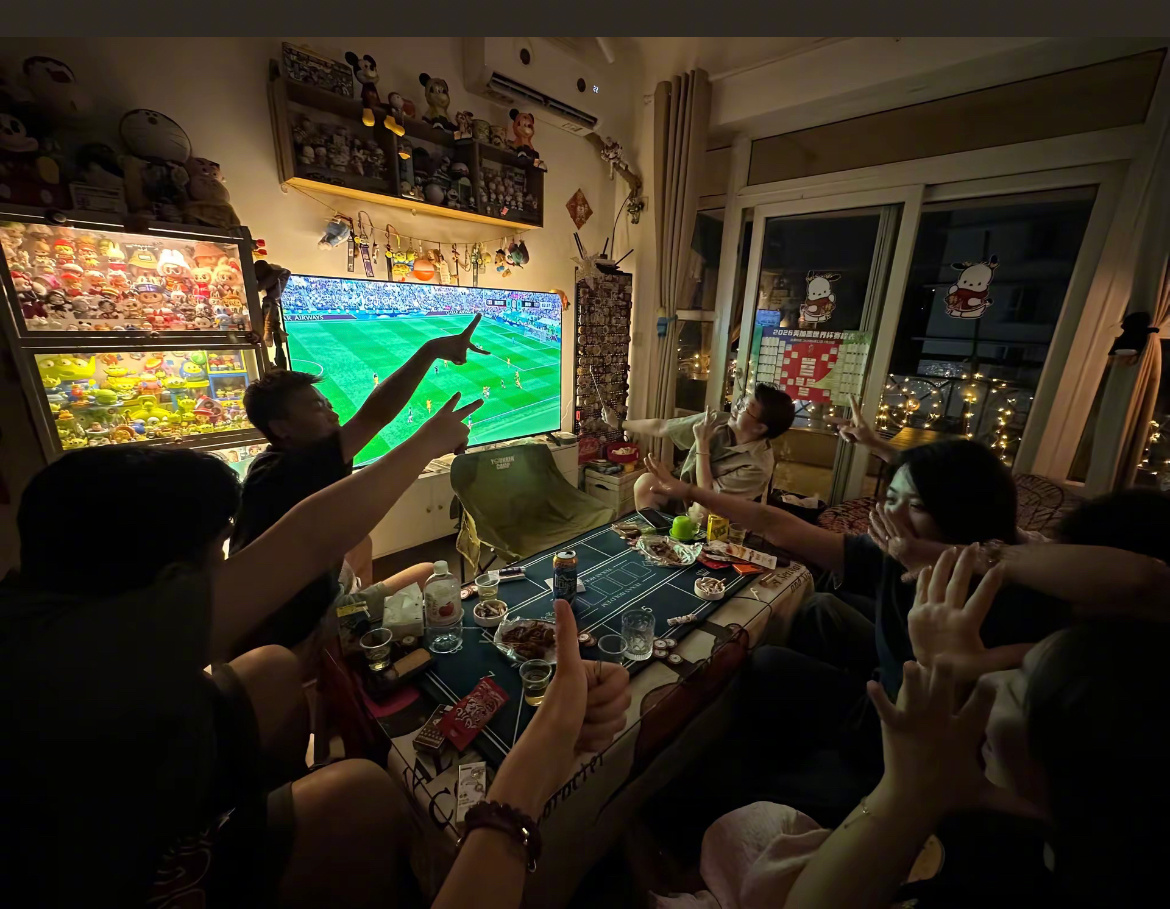 从卡塔尔到美加墨，四年一轮状态大检阅！翻出四年前看球的旧照，对比现在，算是给自己