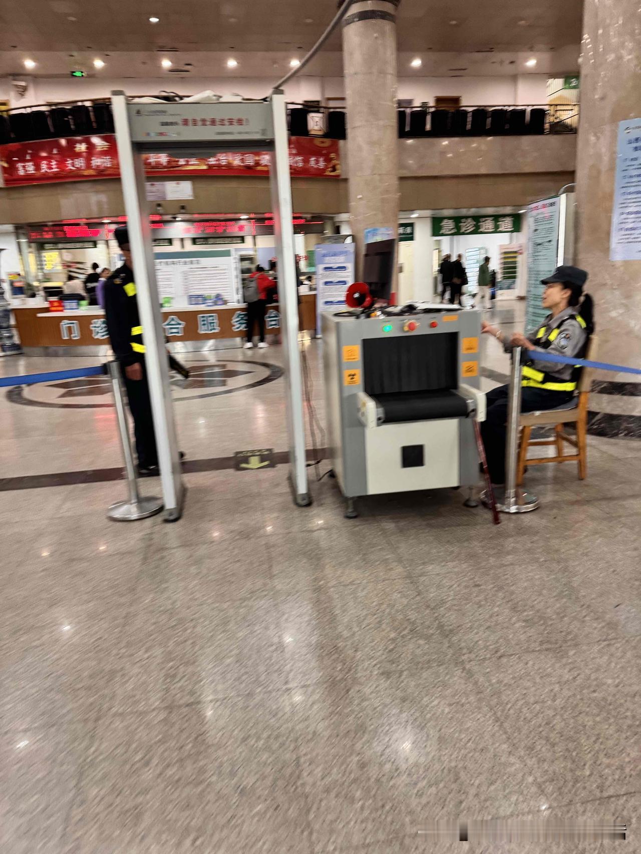 旅居大同，傍晚遛弯儿时摔了一跤，当时感觉也没什么大碍，次日开始每天光顾按摩店，倒