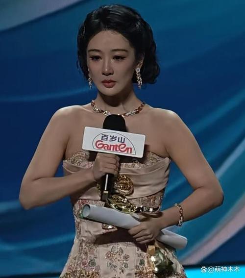 当主持人念出名字，得知自己成功获奖，杨紫当场情绪失控，忍不住放声大哭。多年来她顶