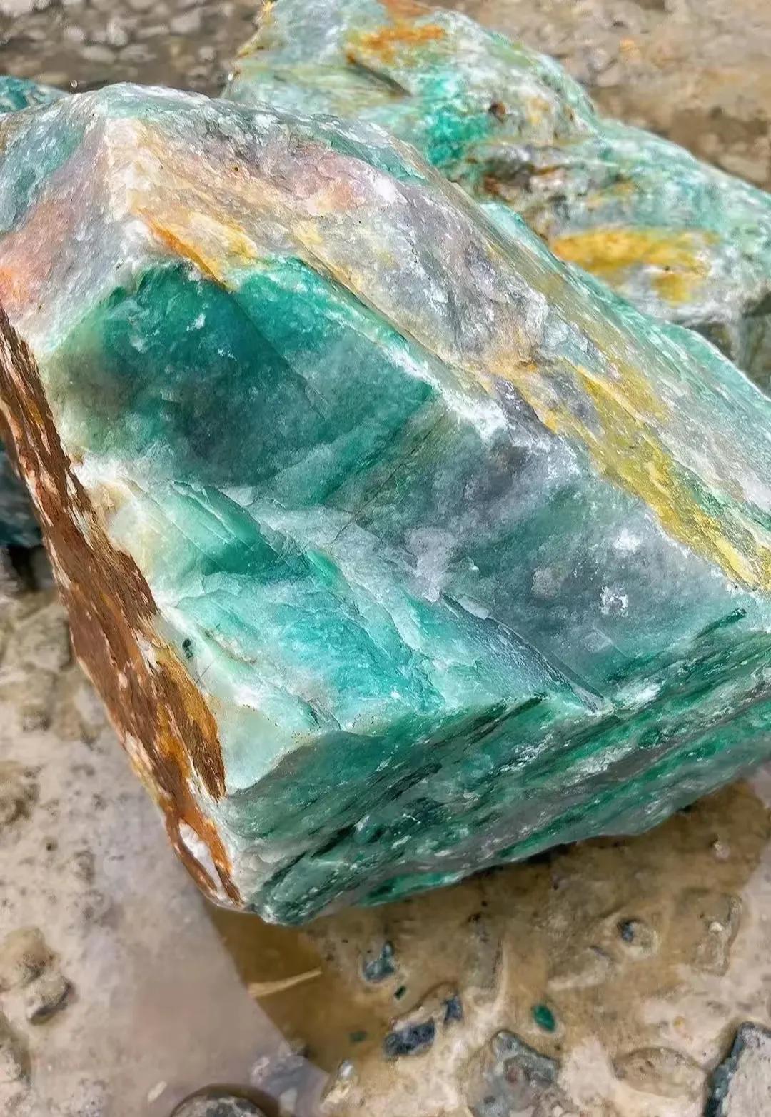 今天有朋友拍了几张照片给我，让我认认这是什么石头，看得我也是一头雾水。
一问才知