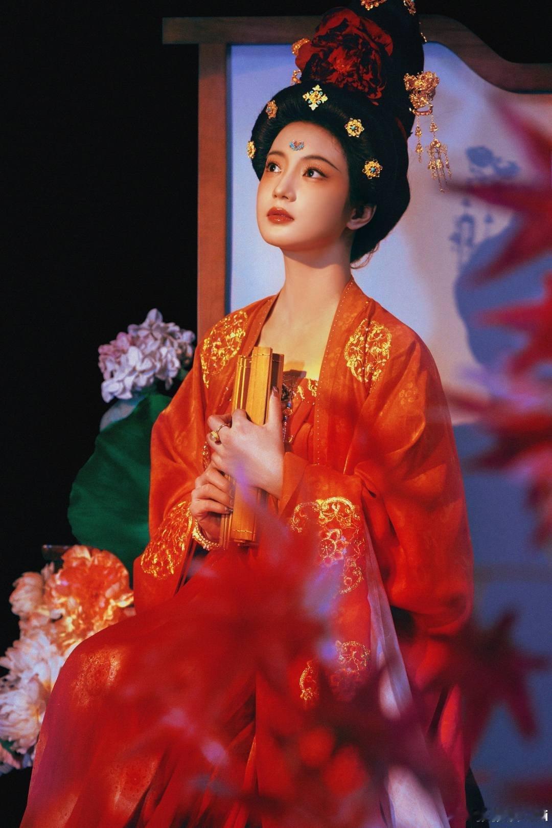 张雅钦还原了《国色芳华》幼贞造型，我不行了好像从画里走出来的美人，一颦一笑尽大气