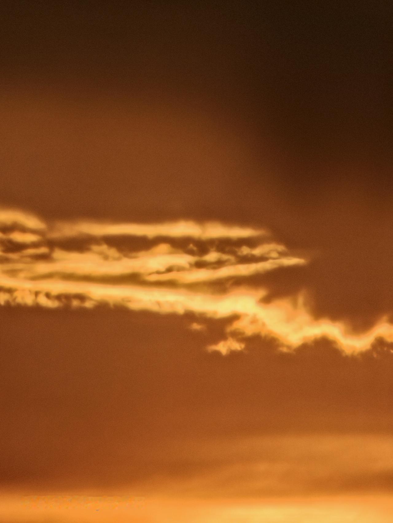 夕阳余晖染云霞，天空云彩映红辉。北京通州天空之城打卡~日落西山红霞