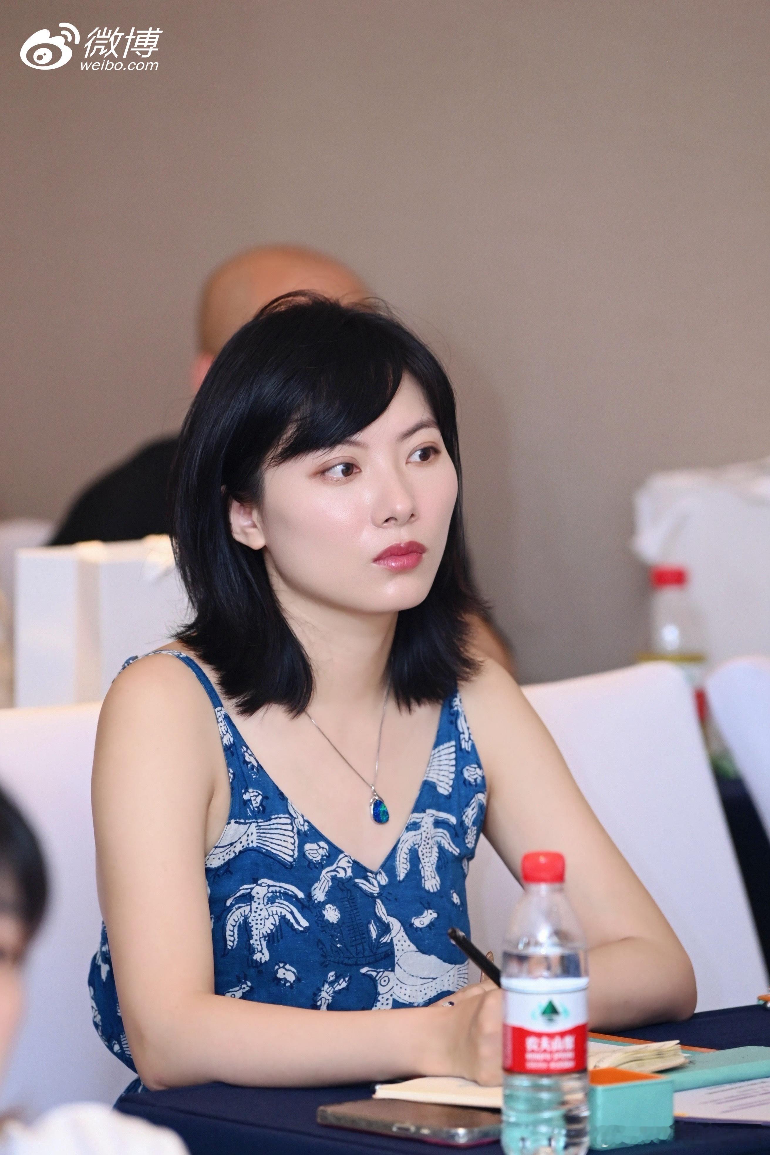 我认真听讲的时候真的好严肃啊[哈哈]西西生活随记 ​​​