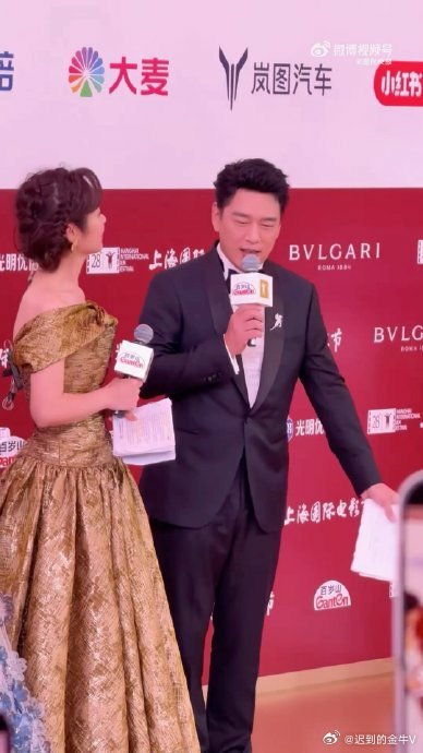 王耀庆全英文主持上影节开幕式 谁被惊艳到了！“舅舅”跨界主持太惊喜，一口流利英文