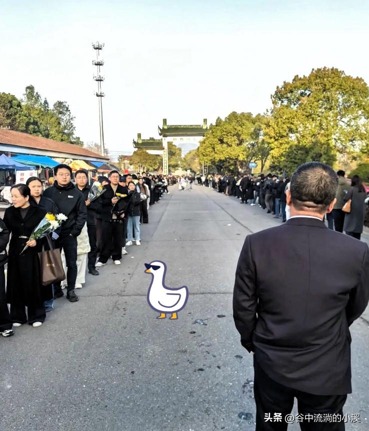 刷到雪峰老师现场的画面时，
心里真的挺感慨。

那么多人奔赴而来，只为送他一程，