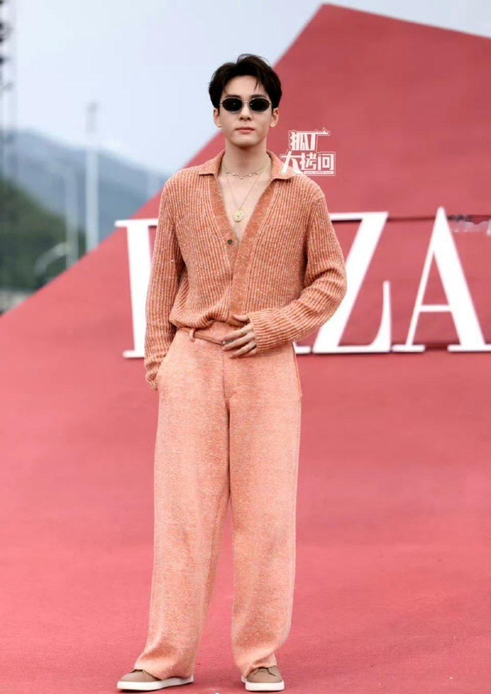 曾舜晞这套衣服真的有点土。 ​​​