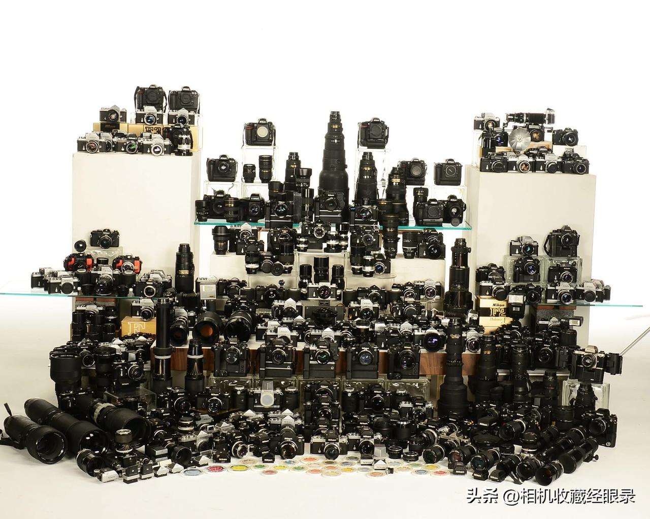 一位爱好者10年前收藏的Nikon相机和镜头！

图中的这些Nikon相机，是这