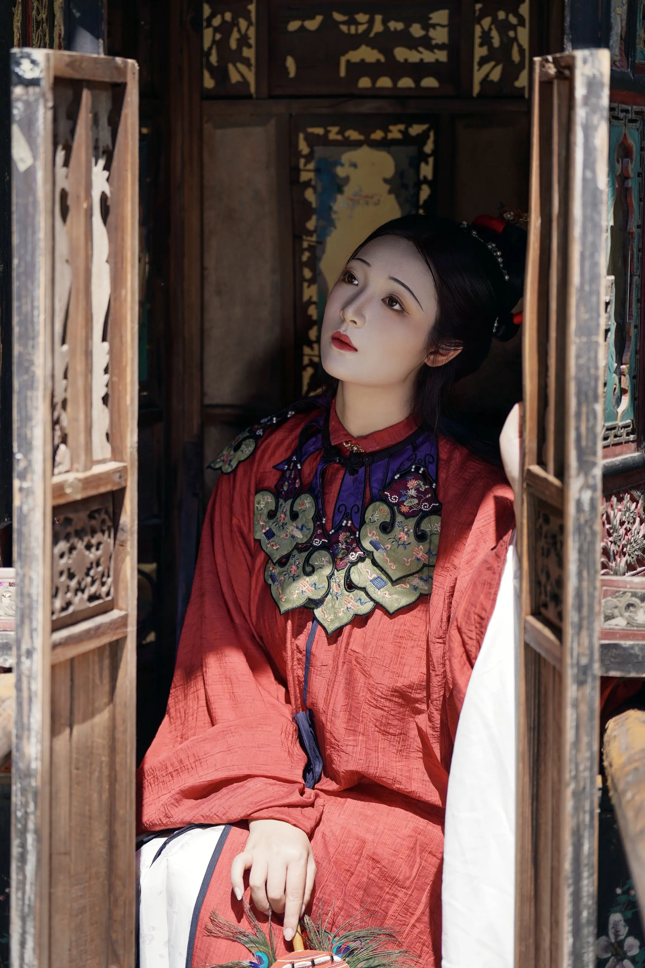 她还穿着那件花重影蝶衣服。