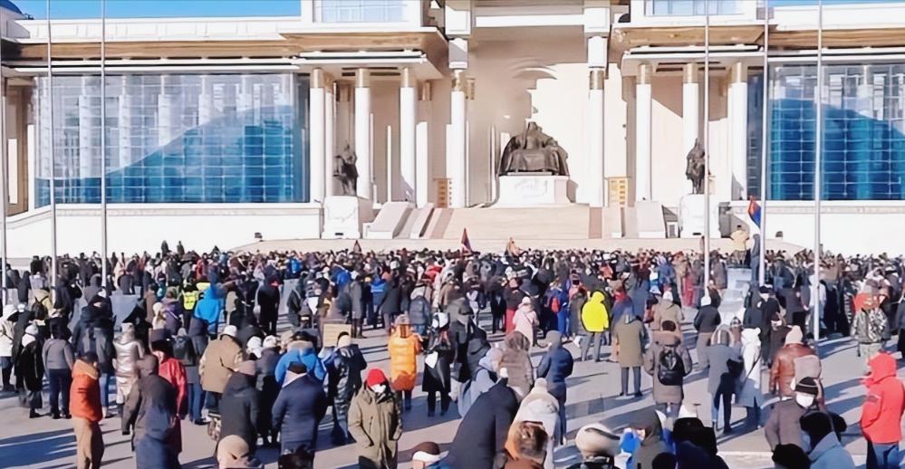 蒙古国应该感激中国，因为300万人口，是守不住156万国土的。

蒙古国这片土地