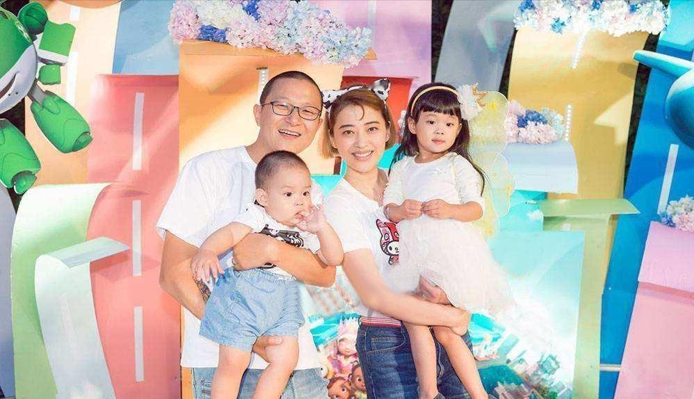 2013年，梅婷生孩子时羊水栓塞，生命垂危，医生问家属：“救大人还是救孩子？”关