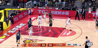 王洪泽空篮弹出太可惜了！但崔永熙第一时间上前鼓励，这才是篮球最动人的地方✨ 落后