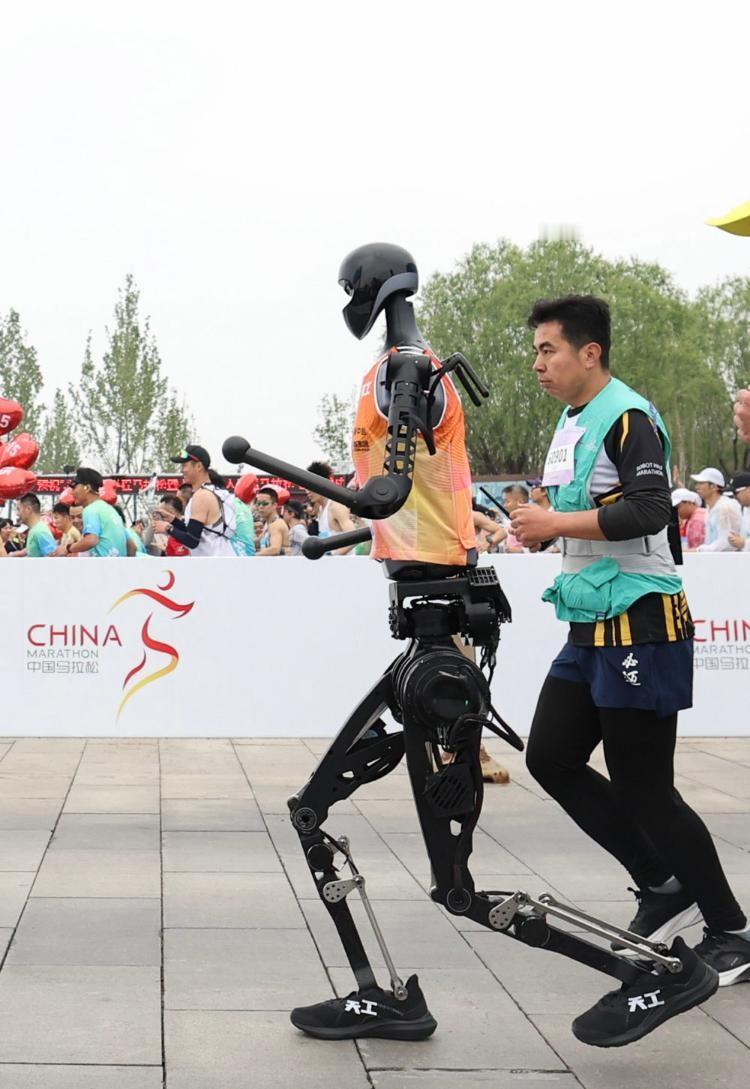 宇树科技压力山大！荣耀机器人半马夺冠包揽前六，手机厂商跨界直接降维打击。
谁也没