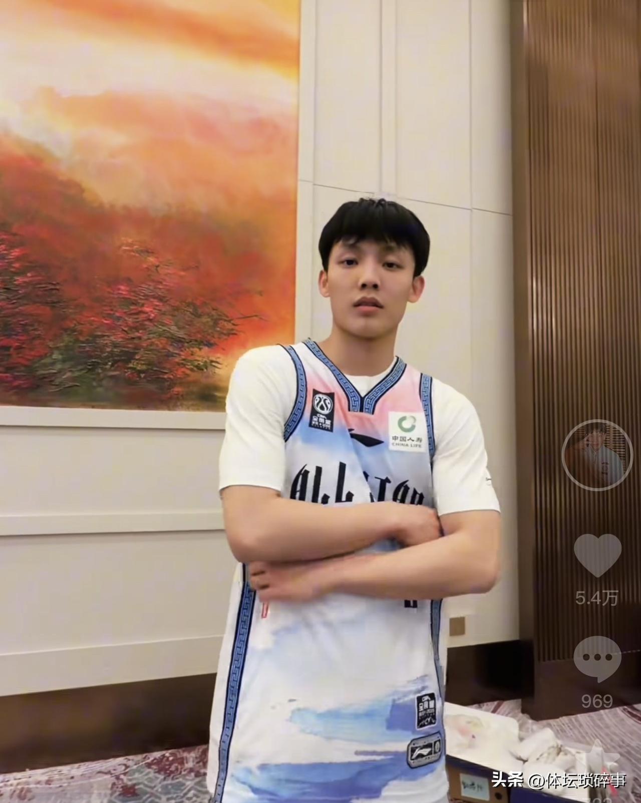 CBA全明星赛要来了！全明星票王徐杰昨天在社媒上发布了拍摄定妆照的花絮，黑白矮组